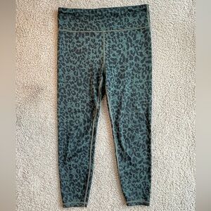 GAP Fit Dark Green Leopard Print 7/8 High Rise Leggings Size Medium Eclipse